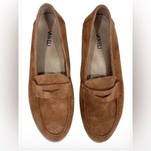NWOT Size 8.5 Vaneli Tan Suede Penny Loafers